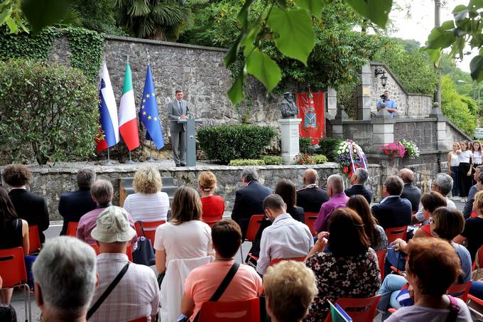 Predsednik Republike Slovenije Borut Pahor je danes popoldan obiskal slovensko manjšino v Sovodnjah ob Soči in se udeležil slovesnosti »Vsi smo Trubarjevi«